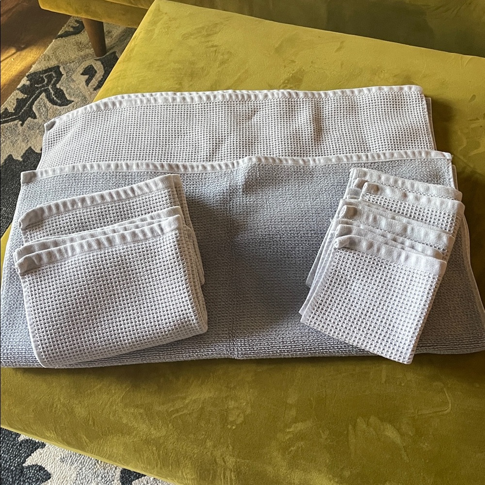 Cozy Earth Gray Waffle Bath Towel Set * Excellent Condition